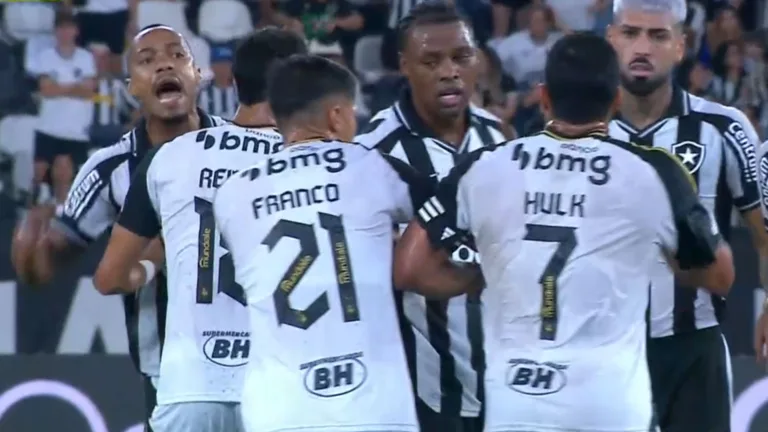 Hulk e Marlon Freitas se peitam e trocam xingamentos em Botafogo x Atlético-MG, pelo Brasileirão