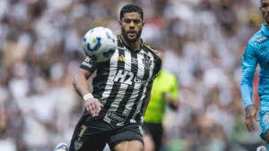 Hulk toma cartão por reclamação em Atlético-MG x Santos e torcedores criticam: “Mais atrapalha do que ajuda”