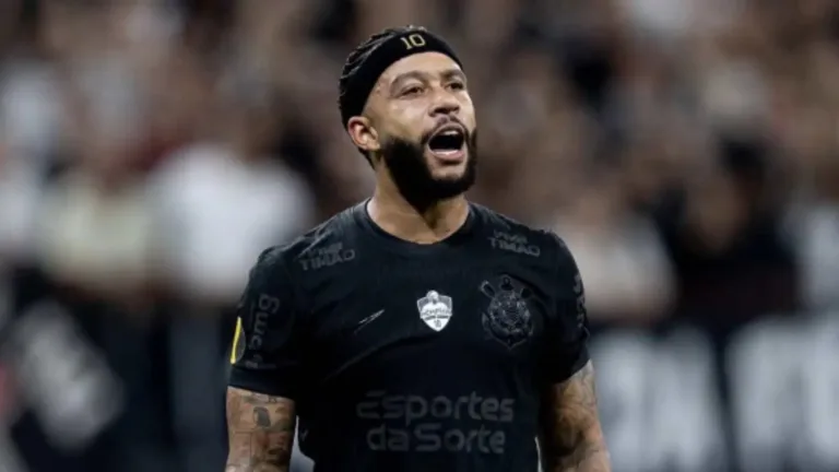 Memphis Depay segue como dúvida no confronto Corinthians × Flamengo pelo Brasileirão