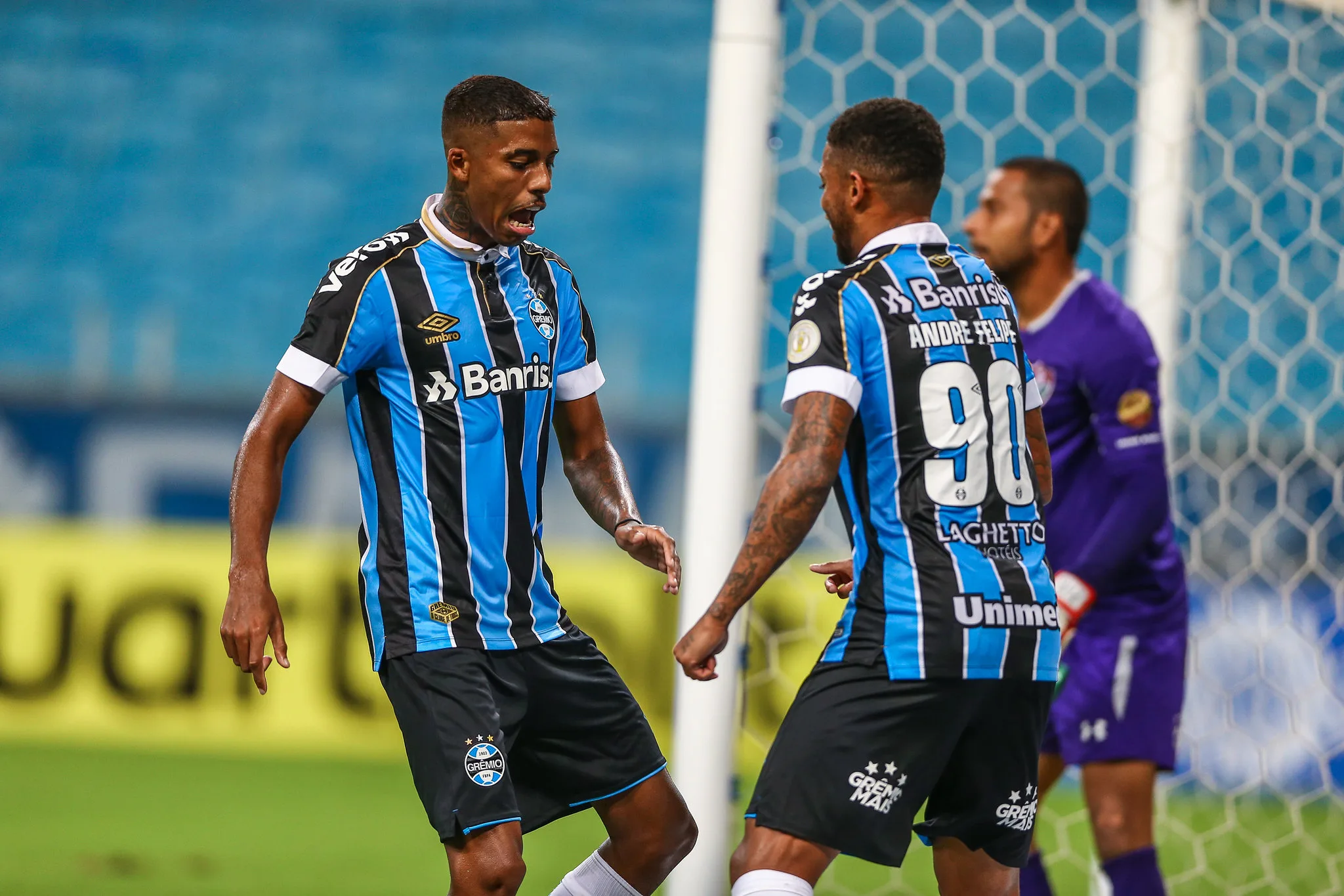 Ex-Grêmio, Jean Pyerre se compara com vários meias e diz ter jogado mais que Lucas Lima, Tcheco, Anderson e Giuliano