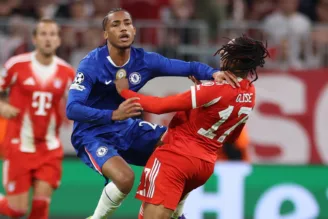 João Pedro, do Chelsea, disputa bola com Olise