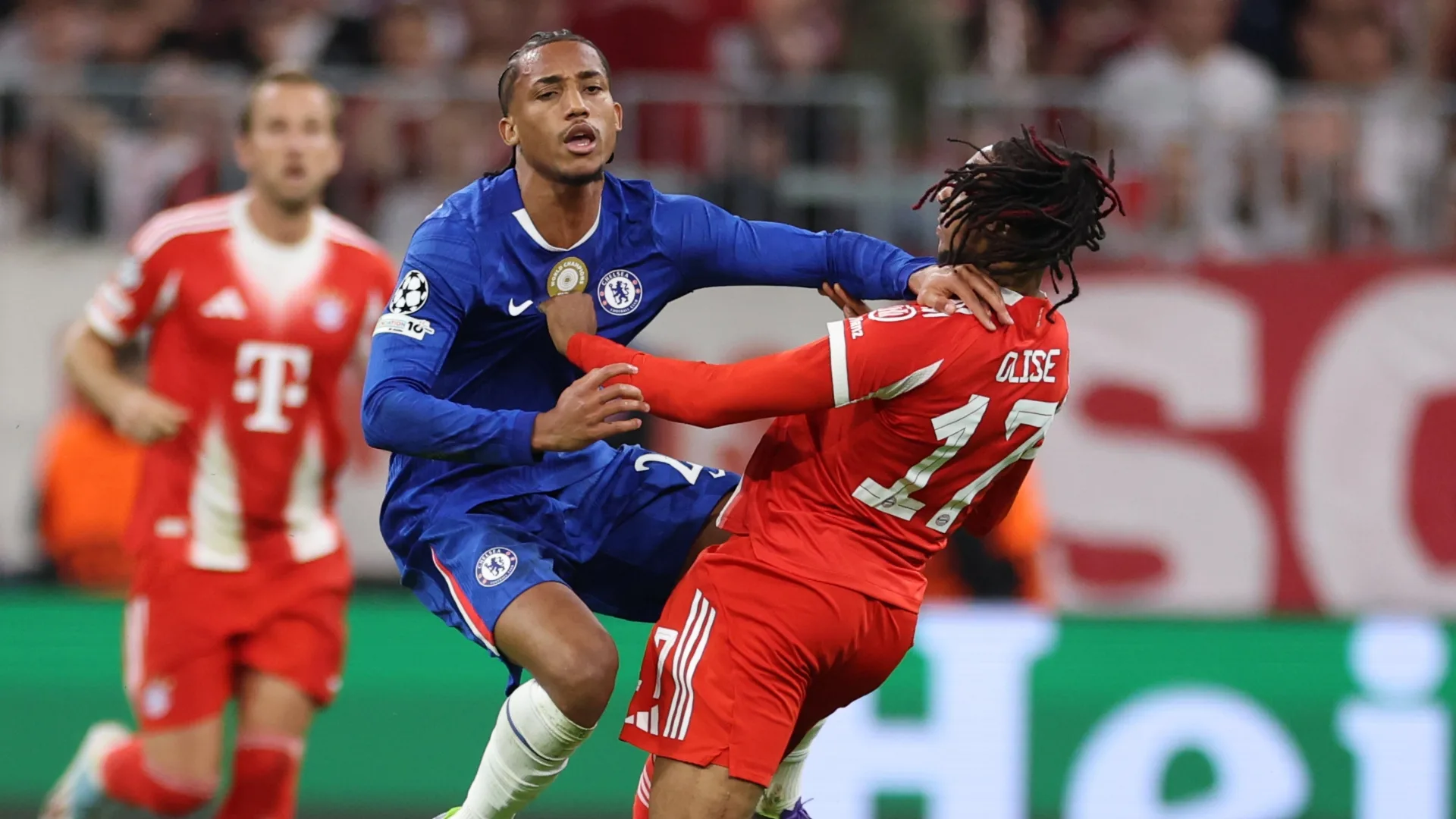 João Pedro toma soco na Champions League, VAR ignora e torcedores do Chelsea reagem: “Uma piada completa”