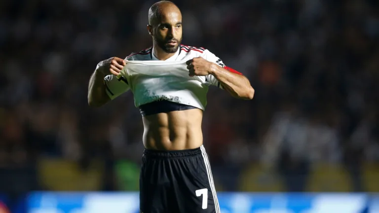 Lucas Moura se manifesta após derrota do São Paulo na Libertadores e vira alvo da torcida: “Vai jogar bola quando?”