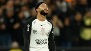 Corinthians altera versão e diz que Depay se ofereceu para deixar hotel bancado pelo clube