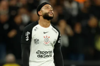 Memphis Depay em ação pelo Corinthians