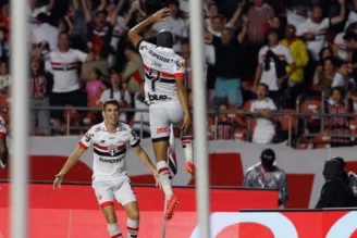 Lucas Moura e Oscar comemorando gol