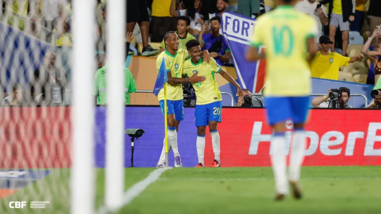 Lucas Paquetá marca em seu retorno, Brasil goleia o Chile e torcedores elogiam atuação de Douglas Santos