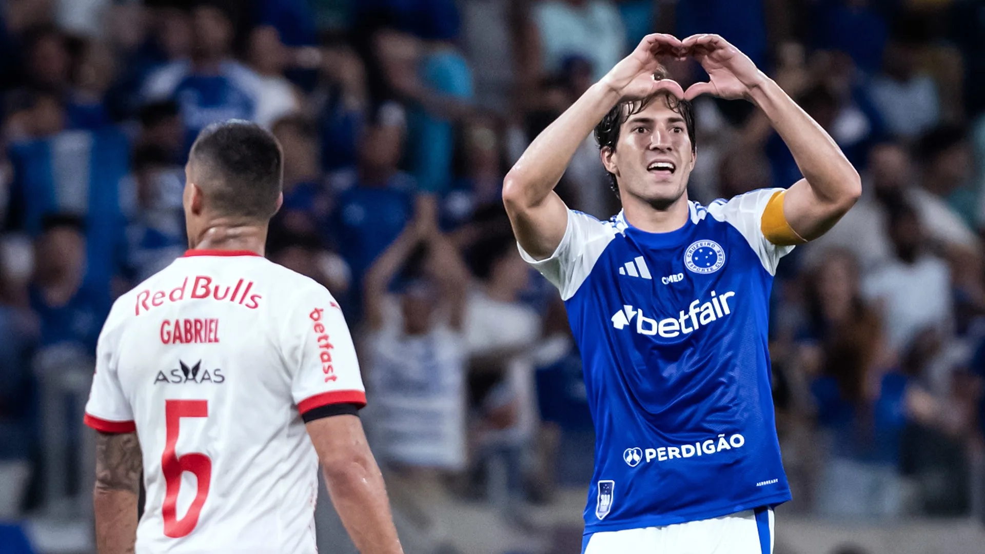 Lucas Silva e Jhon Jhon marcam golaços em Cruzeiro x Bragantino e torcedores reagem: “Lance de quem sabe”