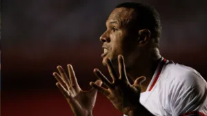 Luis Fabiano se empolga com o São Paulo, provoca Fábio Luciano e descarta medo do Flamengo: “A camisa pesa”