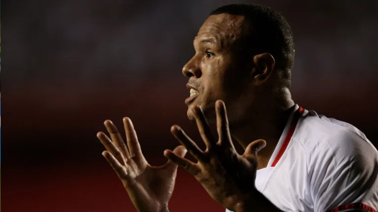 Luis Fabiano se empolga com o São Paulo, provoca Fábio Luciano e descarta medo do Flamengo: “A camisa pesa”