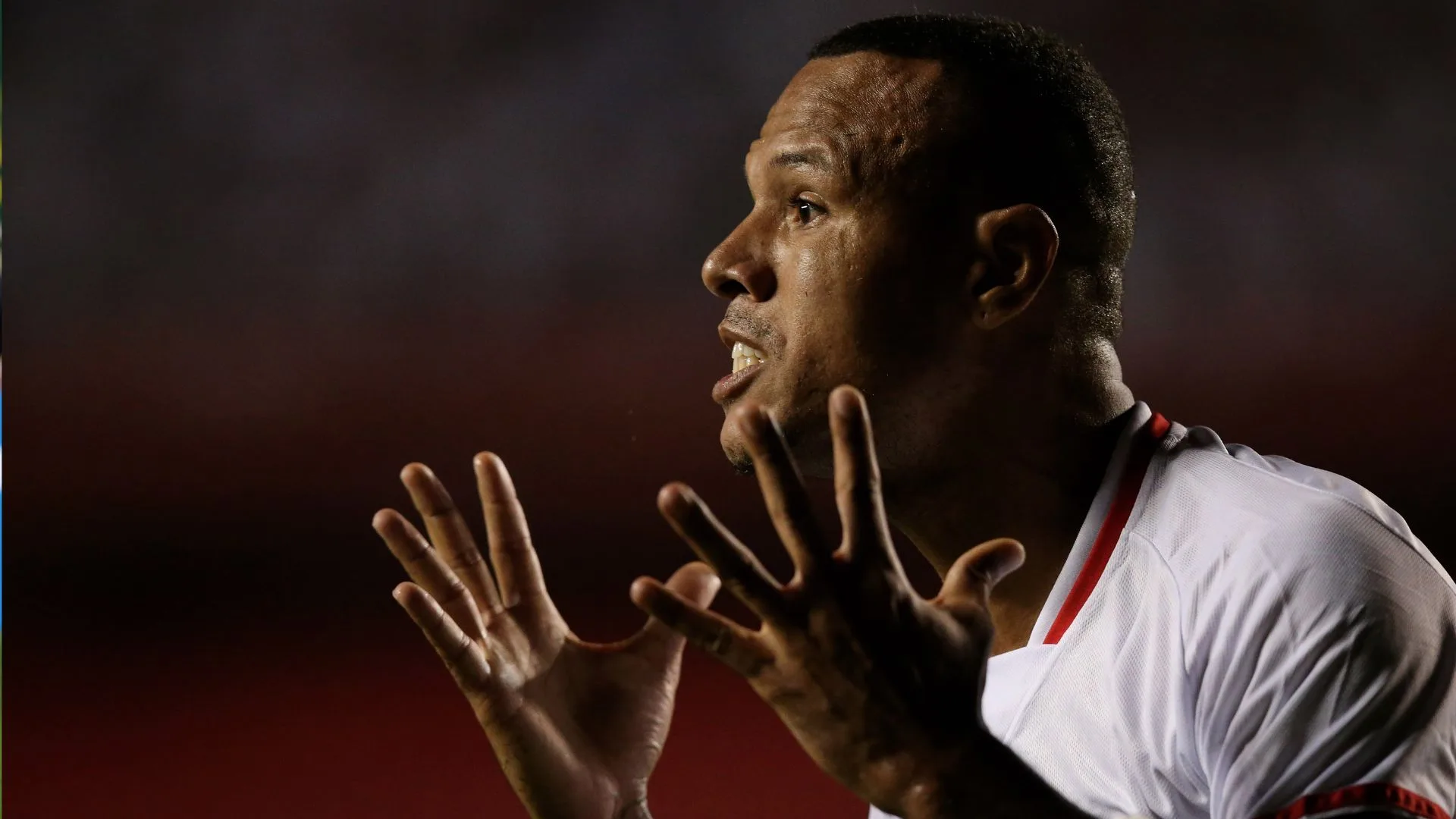 Luis Fabiano se empolga com o São Paulo, provoca Fábio Luciano e descarta medo do Flamengo: “A camisa pesa”