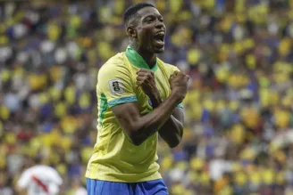 Luiz Henrique comemora gol pelo Brasil