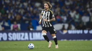 Cicinho poupa Hulk e Arana e critica Lyanco após eliminação do Atlético-MG: “Tem que ser xerifão de outra maneira”