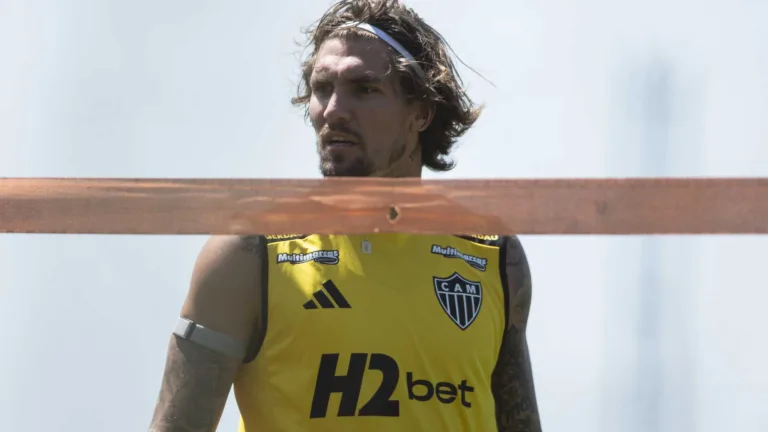 Lyanco participa de parte do treino do Atlético-MG e empolga torcedores por retorno: “Que refresco de notícia”