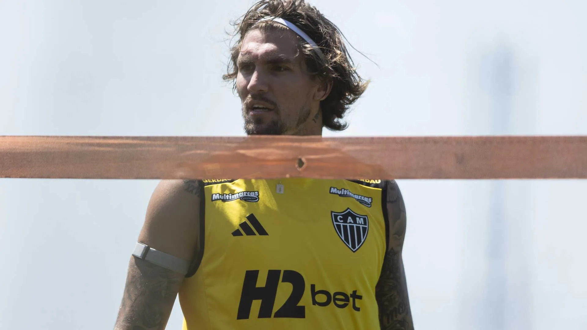 Lyanco participa de parte do treino do Atlético-MG e empolga torcedores por retorno: “Que refresco de notícia”