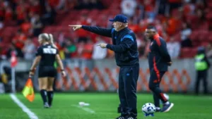 Noriega chora no vestiário do Grêmio por elogios de Mano Menezes após o Gre-Nal: “Jogo de quem levantou a cabeça”
