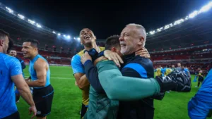 Mano Menezes dá ‘parabéns especial’ para Amuzu, Aravena e Cristaldo no vestiário do Grêmio: “Isso me agrada”