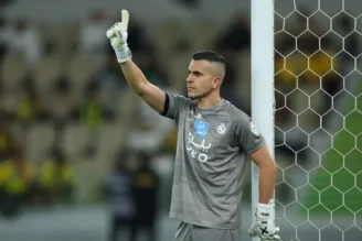 Marcelo Grohe em jogo pelo Al Kholood