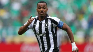 Marlon Freitas defende continuidade de Davide Ancelotti no Botafogo após vitória: “Toda família passa por dificuldade”