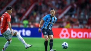 Marlon celebra vitória do Grêmio no Gre-Nal e tira onda na web: “Enquanto tu lia, mais um pênalti marcado”