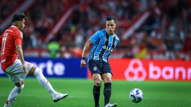 Marlon celebra vitória do Grêmio no Gre-Nal e tira onda na web: “Enquanto tu lia, mais um pênalti marcado”