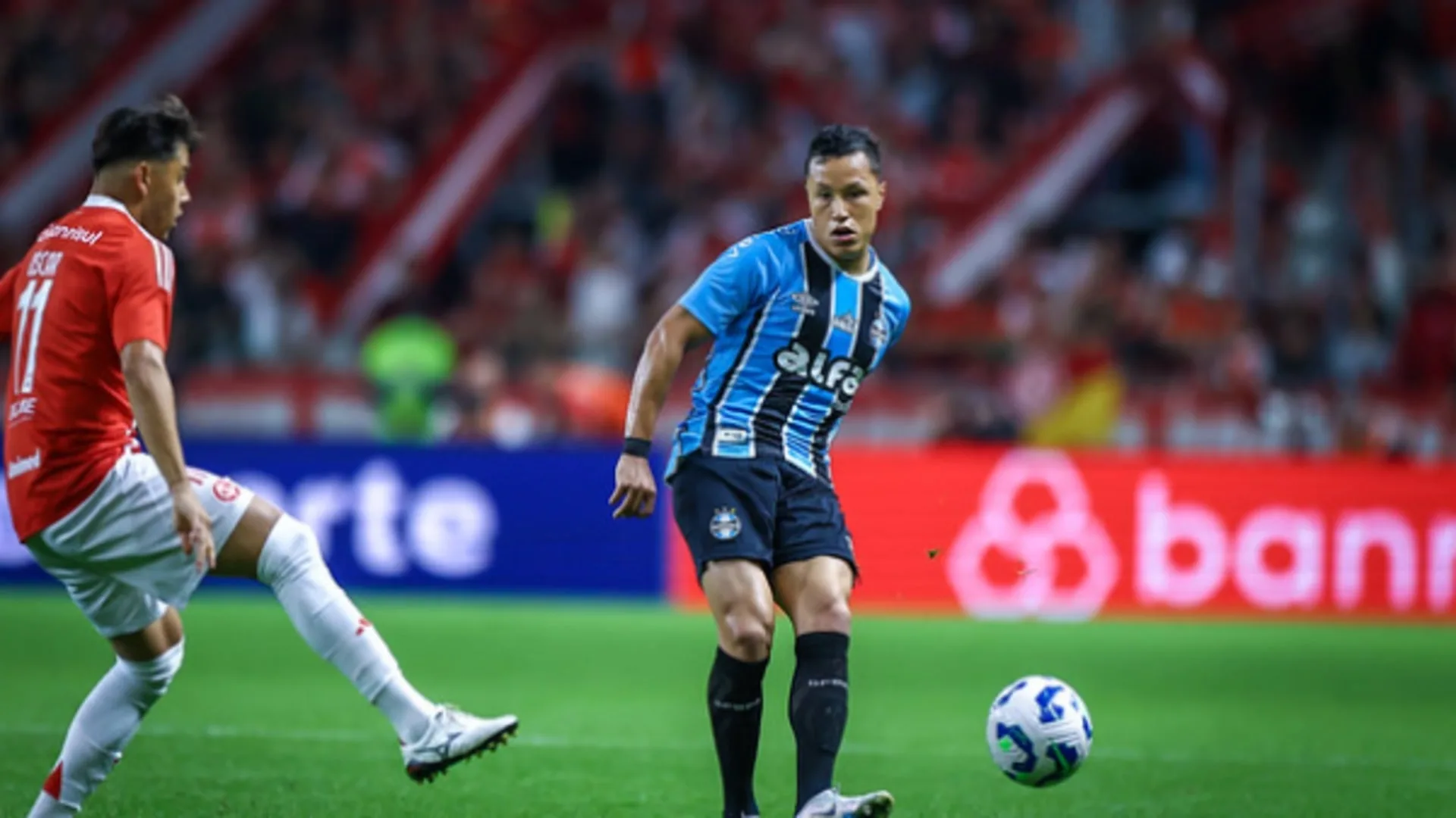 Marlon celebra vitória do Grêmio no Gre-Nal e tira onda na web: “Enquanto tu lia, mais um pênalti marcado”