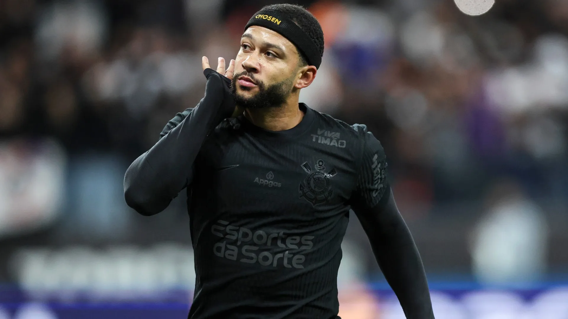 Memphis se reapresenta ao Corinthians após faltar a treino por megaoperação no Rio