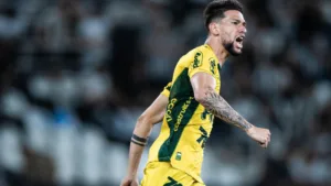 Jemmes chega ao Rio para assinar com o Fluminense: ‘Não vejo a hora’