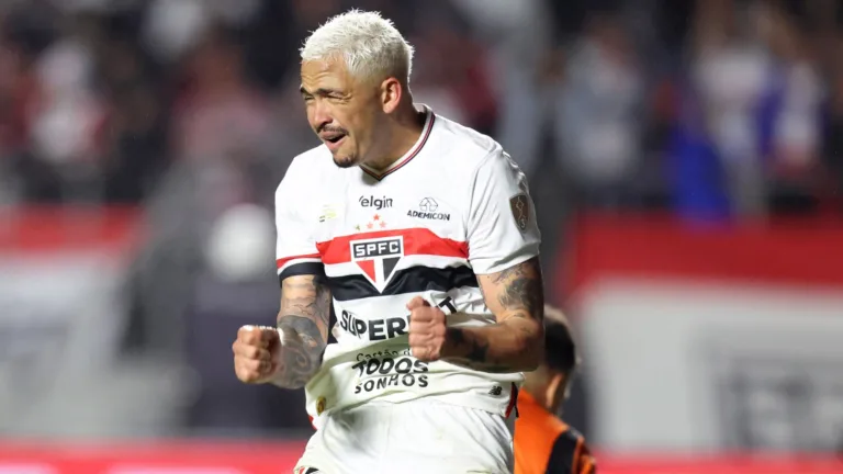 Muller ataca Luciano após eliminação do São Paulo para LDU na Libertadores: “Perde gol e faz showzinho”