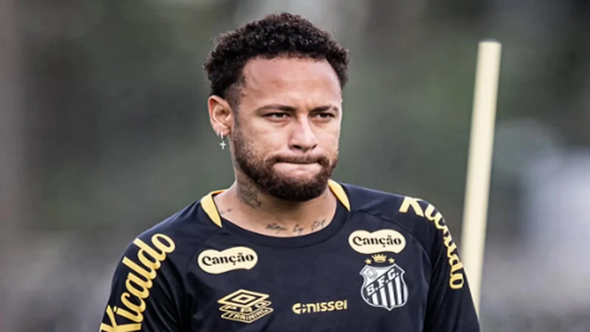 Neymar tem lesão no joelho e deve ficar fora do restante do Campeonato Brasileiro