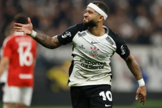 Memphis Depay comemora gol pelo Corinthians