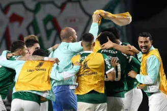 Elenco do Palmeiras comemorando gol contra o River Plate