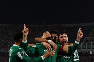 Elenco do Palmeiras comemorando gol contra o River Plate