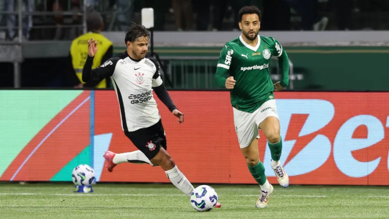 Cicinho diz que Palmeiras se apequena em clássicos contra o Corinthians: “É nítido que sente os jogos”