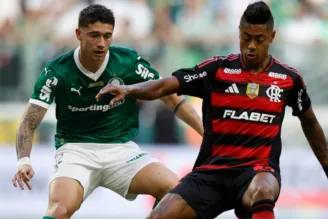 Bruno Henrique e Emiliano Martínez disputam bola em Palmeiras x Flamengo