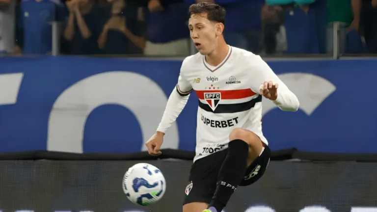 São Paulo encaminha saída do lateral-esquerdo Patryck e torcedores comemoram: “Pelo menos uma notícia boa”