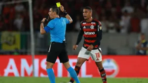 Pilhado detona Conmebol após expulsão de Gonzalo Plata, do Flamengo, na Libertadores: “Não querem dois brasileiros na final”