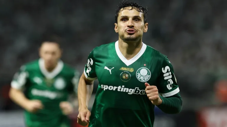Raphael Veiga perde espaço no Palmeiras e Nicola destaca salário: “Recebe na casa de R$ 1,5 milhão”