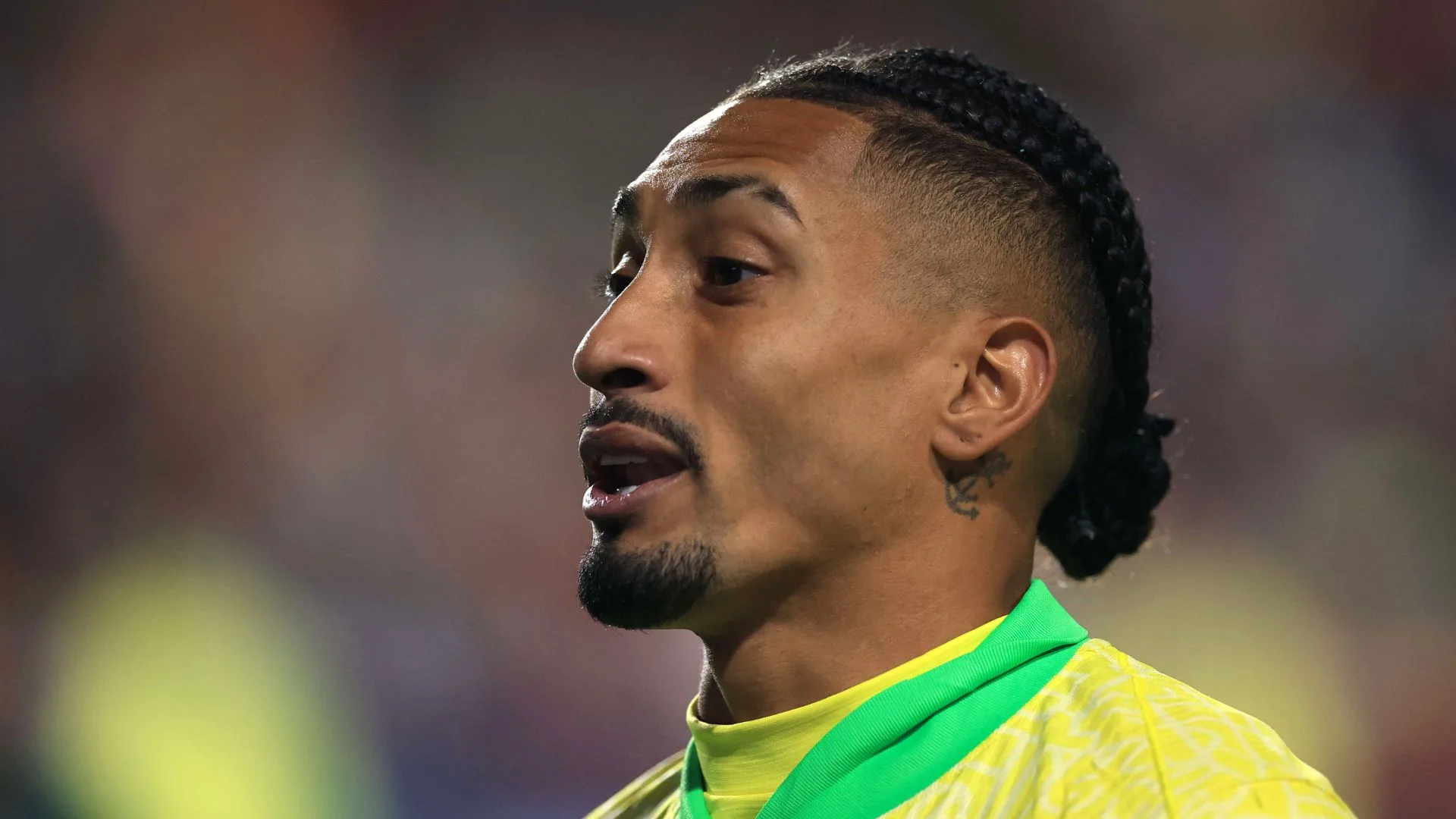 Raphinha contesta pergunta de Carlos Gil, da Globo, e Ana Thaís Matos se manifesta: “Sempre fala mal”