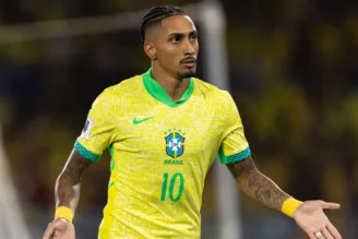 Raphinha em jogo da seleção brasileira