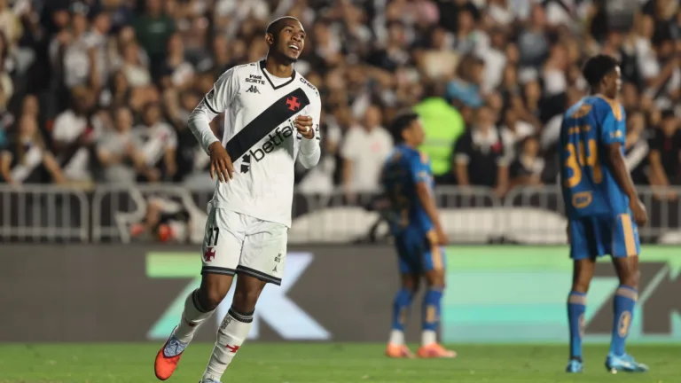 Rayan marca em Vasco x Cruzeiro diante de olheiro do Barcelona e torcida exalta: “Pode convocar, Ancelotti”