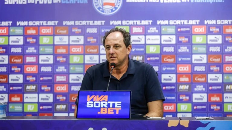 Rogério Ceni ironiza Palmeiras por reclamação sobre gramado da Fonte Nova: “Me desculpa, mas fica feio”