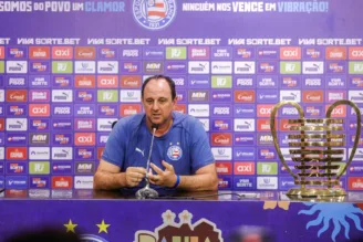 Rogério Ceni ao lado da taça da Copa do Nordeste 2025