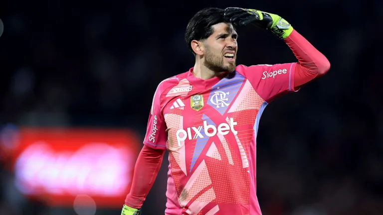 Torcedores do Flamengo perdem a paciência com Rossi após gol do Estudiantes na Libertadores: “Não dá mais”