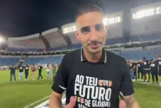 Thiago Galhardo comemora acesso pelo Santa Cruz. (Foto: Reprodução / Youtube)