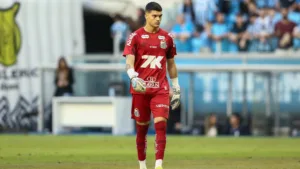 Santos atualiza situação de Gabriel Brazão após acidente e torcedores criticam médicos: “Inacreditável ter voltado ao jogo”