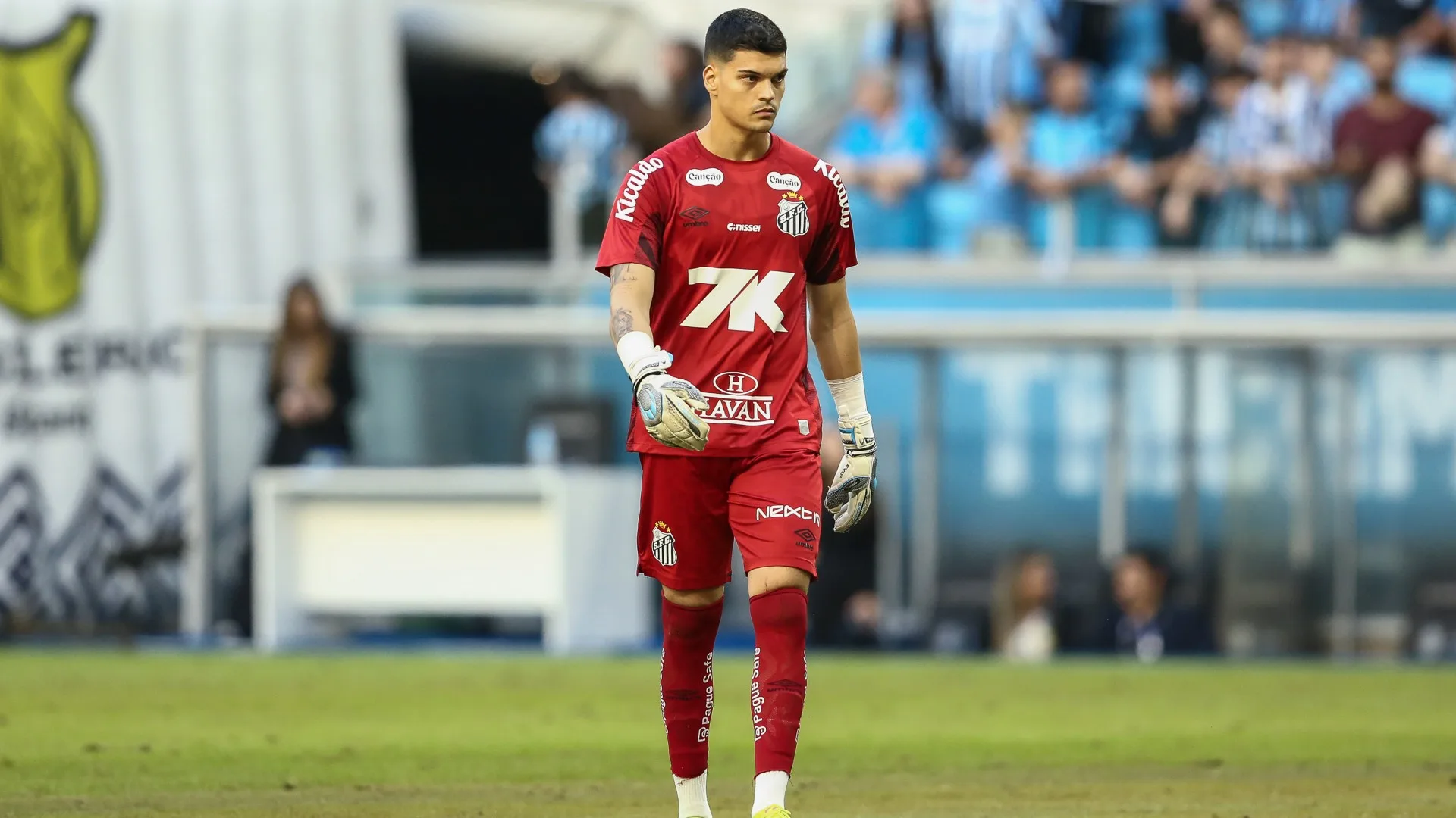 Santos atualiza situação de Gabriel Brazão após acidente e torcedores criticam médicos: “Inacreditável ter voltado ao jogo”