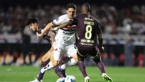 São Paulo é eliminado na Libertadores pela LDU com gol bizarro e torcedores culpam Júlio Casares