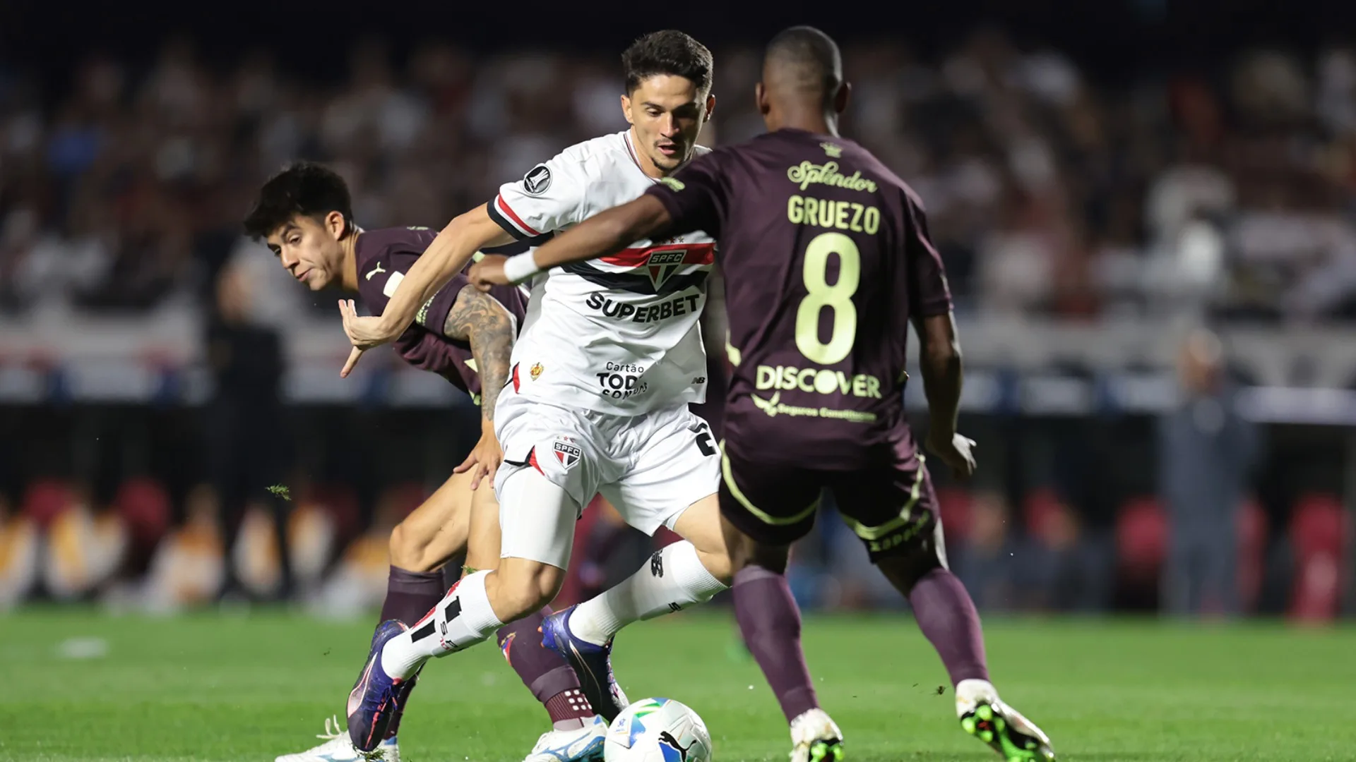 São Paulo é eliminado na Libertadores pela LDU com gol bizarro e torcedores culpam Júlio Casares