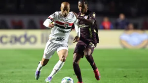 Torcedores do São Paulo montam lista de dispensas após eliminação na Libertadores; Lucas é um dos alvos